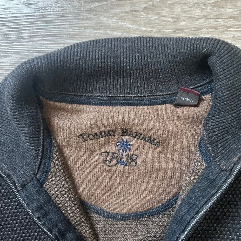 Tommy Bahama features fit contrasting